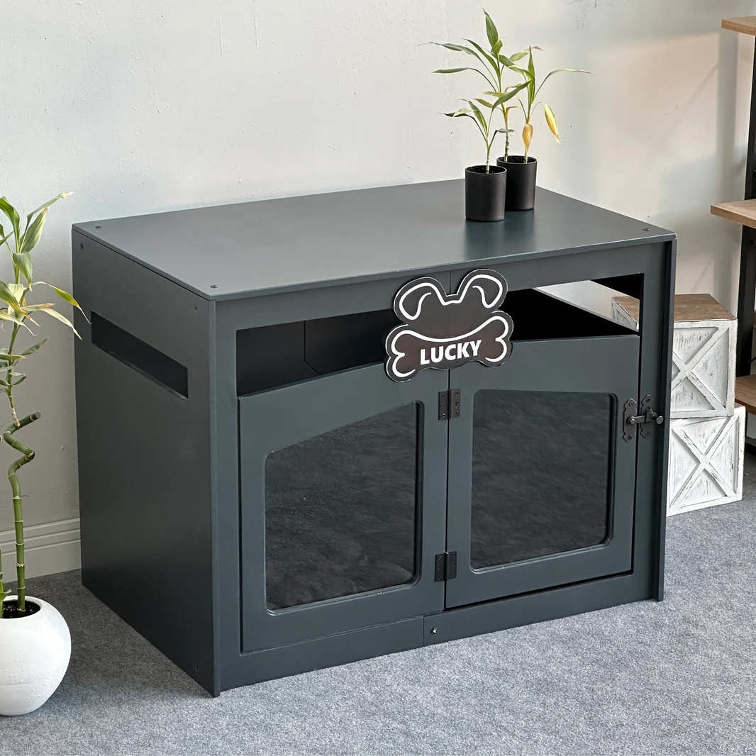 Hundehuette Pawloft Dunkelgrau aus Holz mit personalisiertem Namensschild und Kissen
