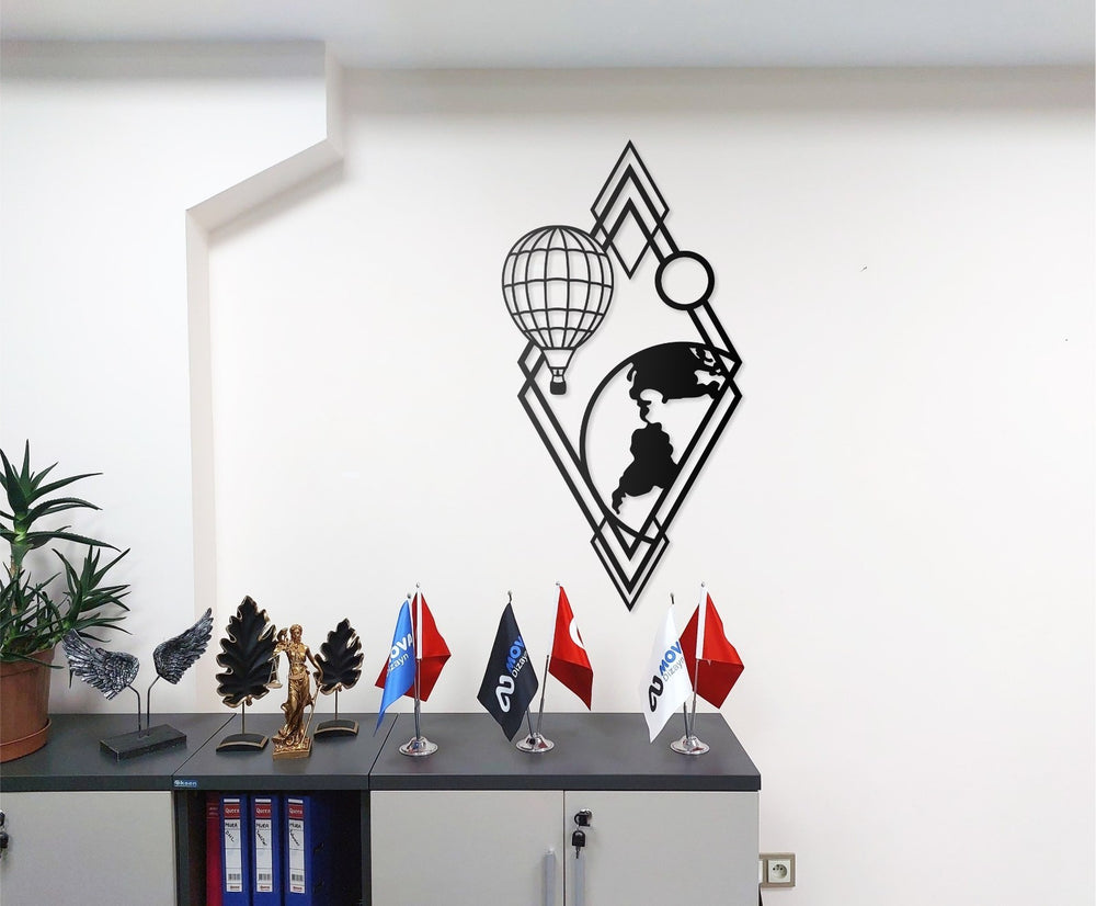 Weltkarte Wanddeko Metall mit Ballon & Geometrischem Design 30x66 50x100 cm