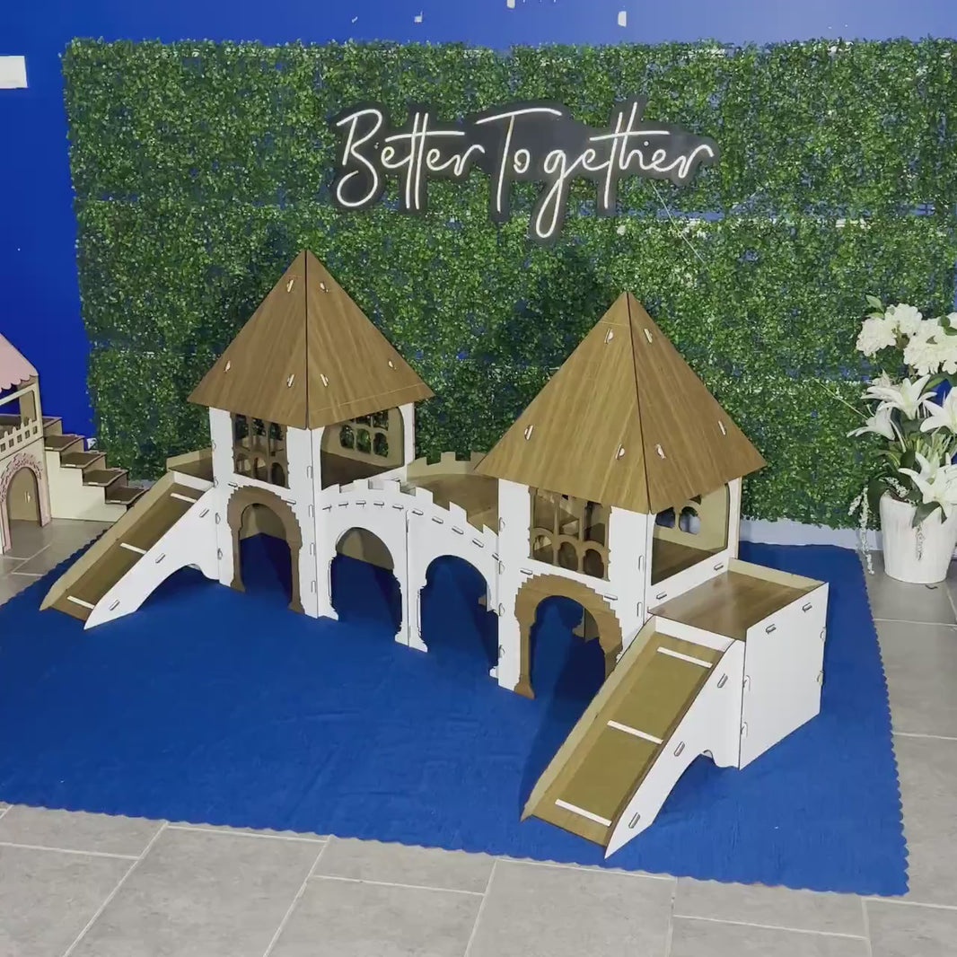 Riesiges Kaninchenschloss mit Brücke weiße und schwarze Kaninchenspielhäuser