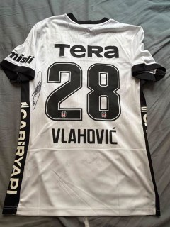 Beşiktaş-Trikot mit Vlahović-Unterschrift