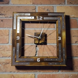 Industrielle Holz-Wanduhr – Handgefertigtes Design mit Metalldetails