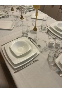 Grau bestickte, pflegeleichte Tischdecke in gebrochenem Weiß