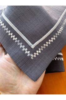 Gümüş nakış ve piko detaylı antrasit renk dertsiz masa örtüsü özel ölçü üretim