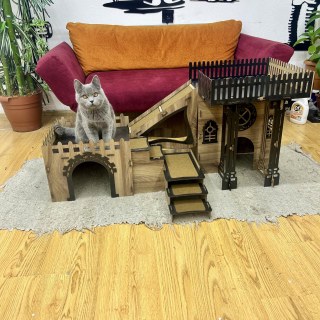 Modern üç katlı teraslı ve ahşap köprülü kedi evi, iç mekan için tasarlanmış konforlu kedi yatağı ve uyku evi