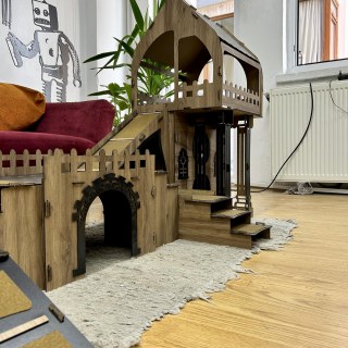 Ahşap malzemeden yapılmış, iç mekan kullanımı için tasarlanmış, 4 tavşana kadar uygun çok katlı tavşan evi